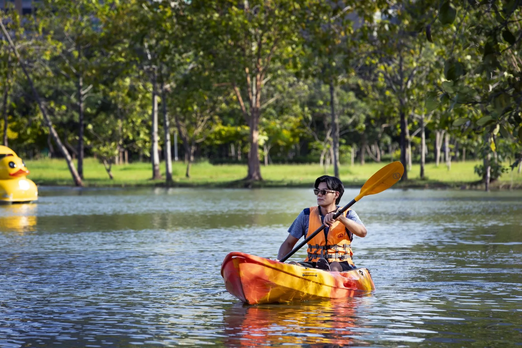 ถ่ายภาพแคมเปญแว่นตา AABV นอกสถานที่ในกรุงเทพฯ, photo 6 of 7