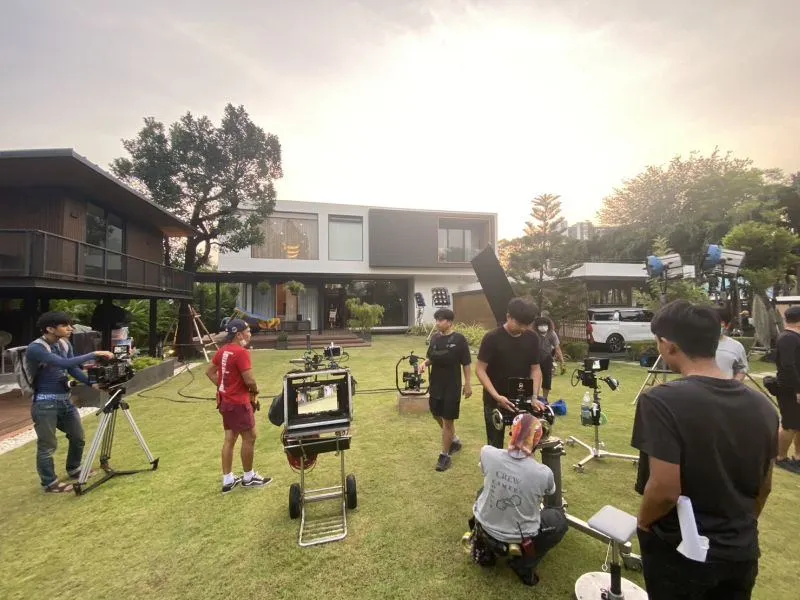 ทีมงาน Bangkok Production Company ถ่ายทำนอกสถานที่ในประเทศไทย: สวนของวิลล่า