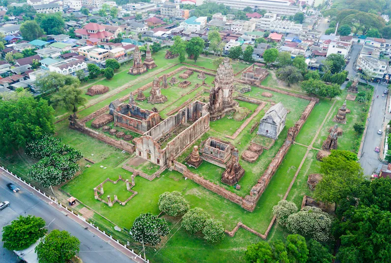 ภาพมุมสูงจากโดรนของวัดในประเทศไทย