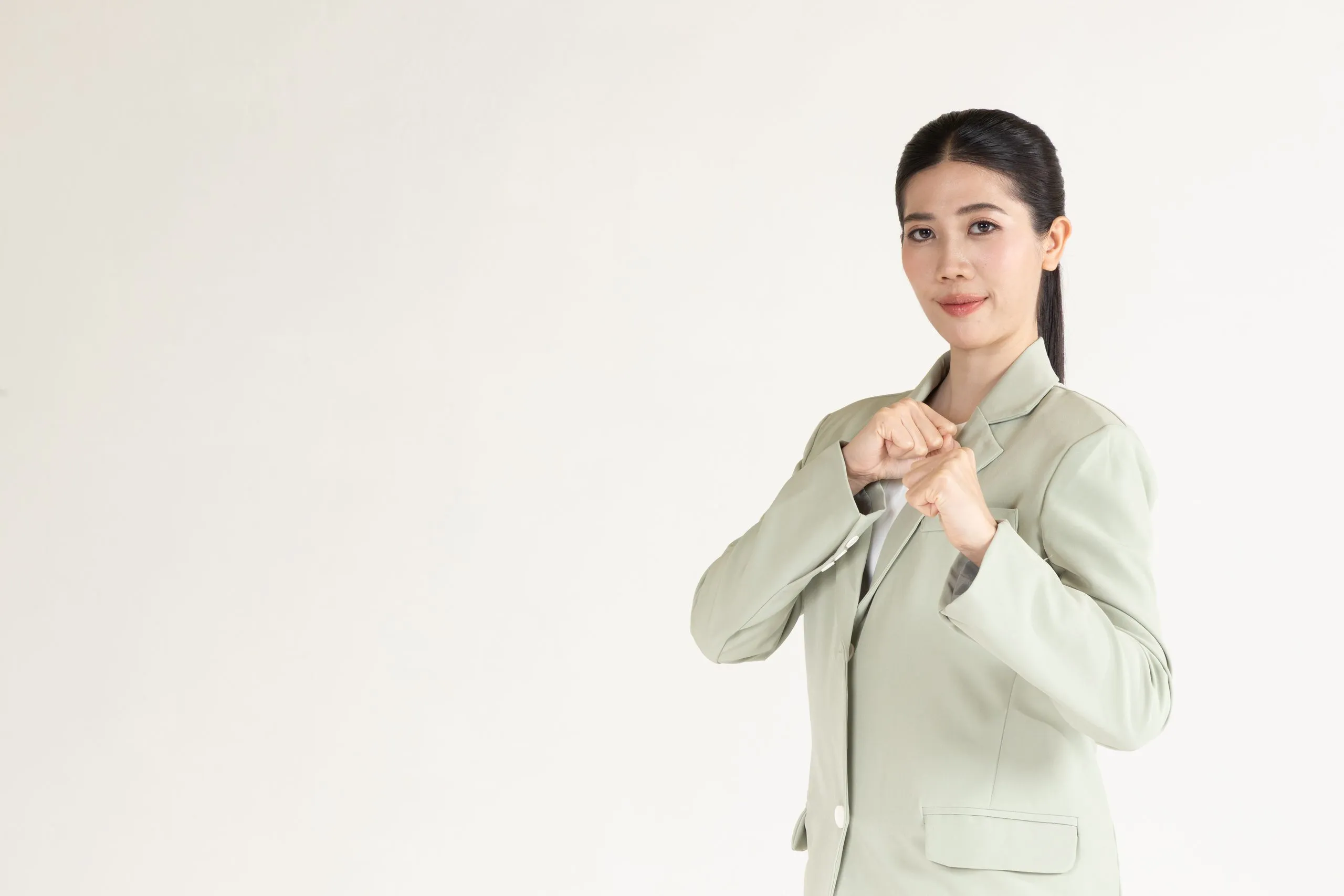 Tennis, Thailand’s Olympic taekwondo champion, in a sage suit for the UGREEN campaign